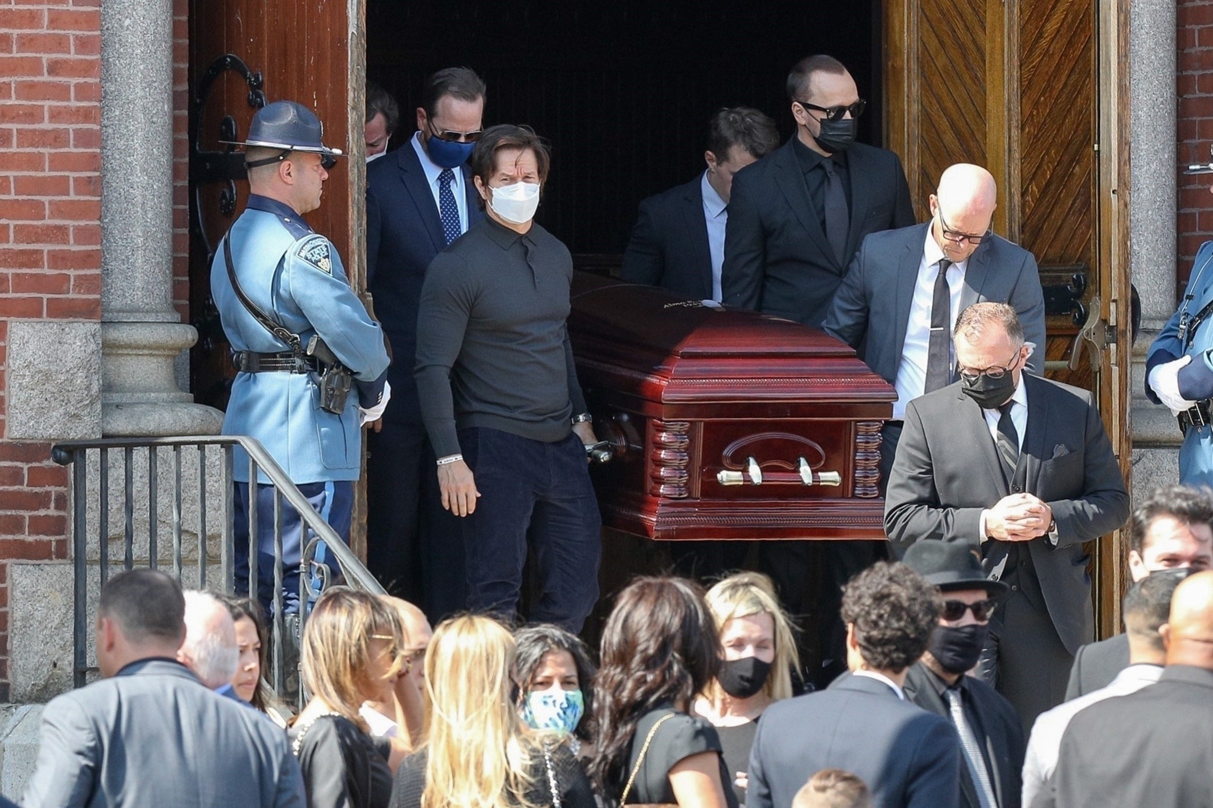 Photo © 2021 Backgrid/The Grosby Group*PEXCLUSIVE* Dorchester, MA  Mark and Donnie Wahlberg carry their mother, Alma Wahlberg's casket  during her funeral church service. Rhea Durham was spotted leaving the church with Mark. Donnie's wife, Jenny McCar (Foto: Backgrid/The Grosby Group)