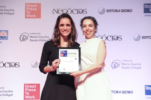A Icatu Seguros está na lista das Grandes Empresas premiadas no GPTW 2019. Quem recebeu o troféu foi Luciana Chagastelles, diretora de pessoas