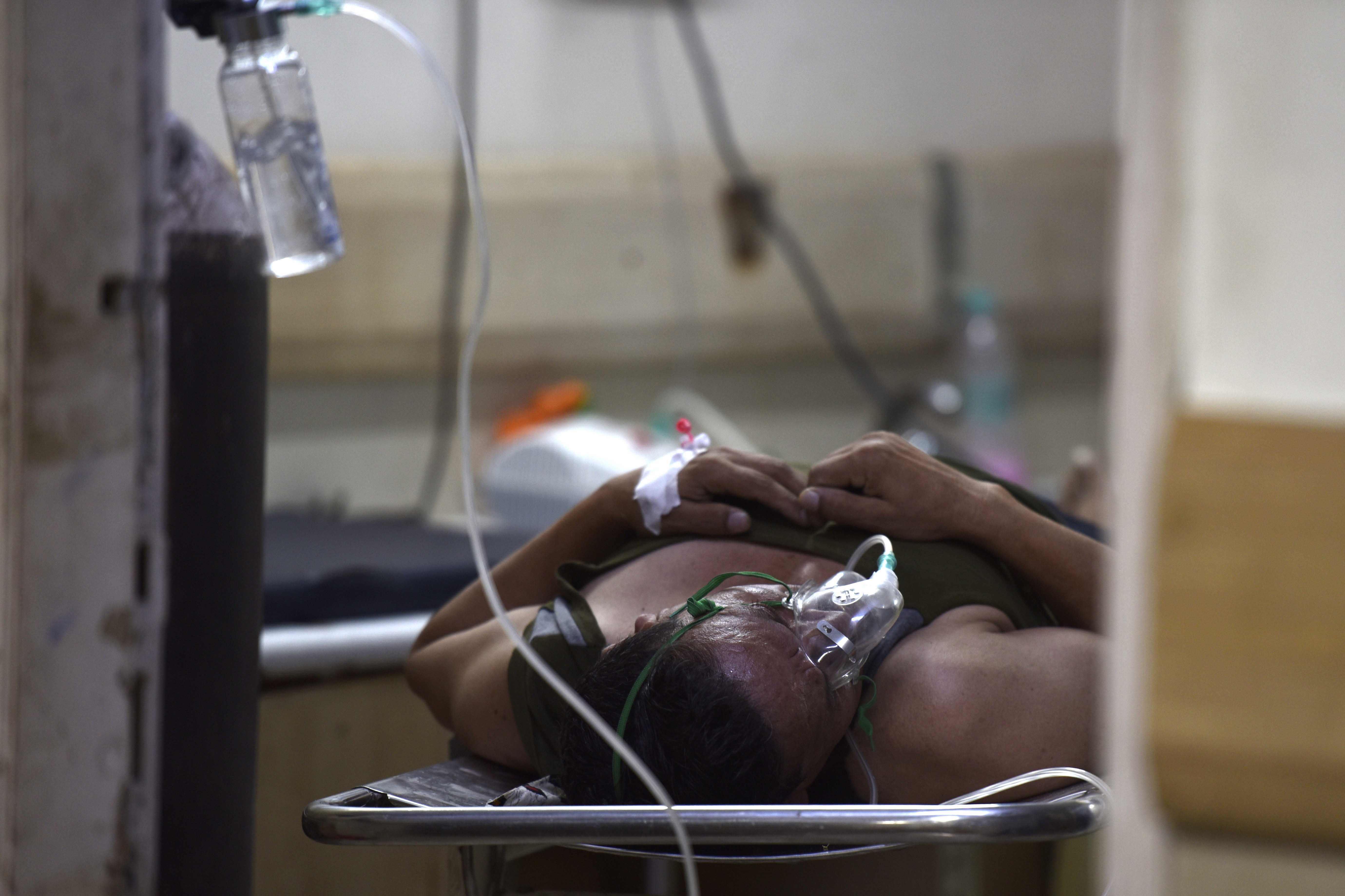 NOIDA, INDIA  APRIL 28: A Covid-19 patient on oxygen support inside the emergency ward at a district hospital at sector 30, on April 28, 2021 in Noida, India. (Photo by Sunil Ghosh/Hindustan Times via Getty Images) (Foto: Hindustan Times via Getty Images)
