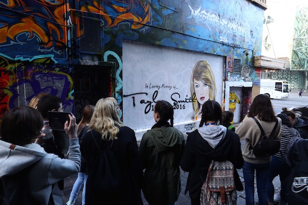 O mural anunciando a morte da cantora Taylor Swift (Foto: Getty Images)