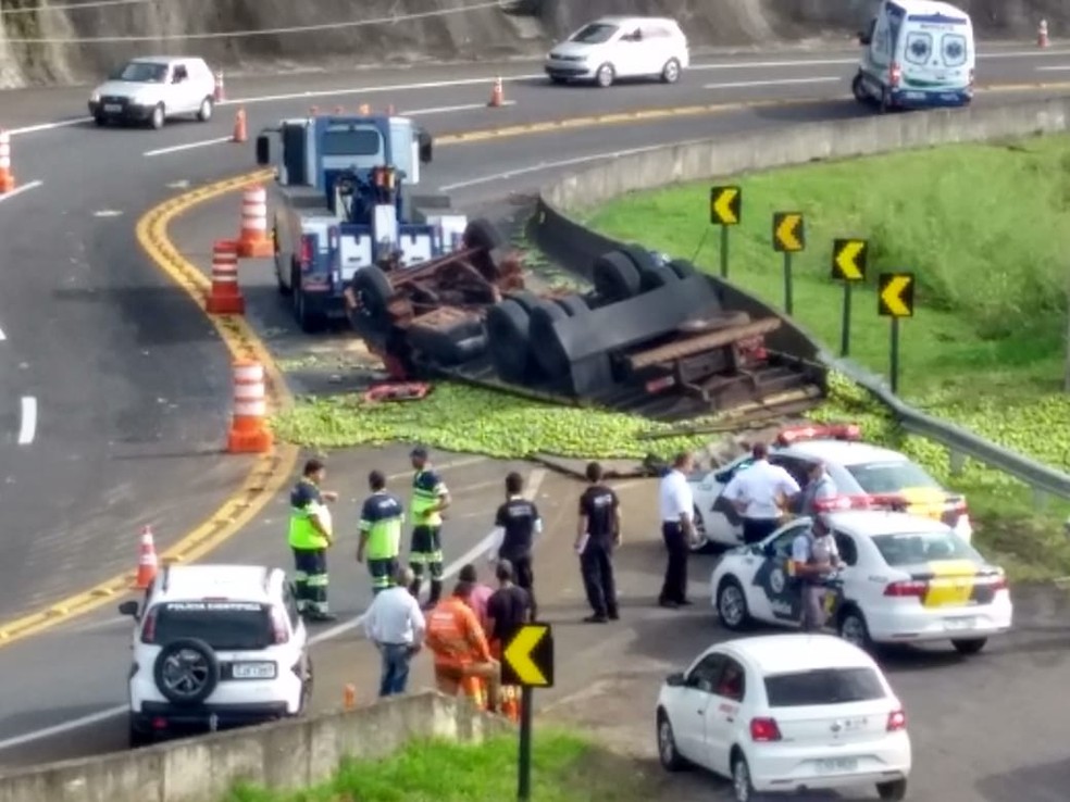 Passageiro do caminhão morreu no local, acidente ocorreu na manhã deste sábado na serra de Botucatu (SP) — Foto: Murilo Rincon/ TV TEM