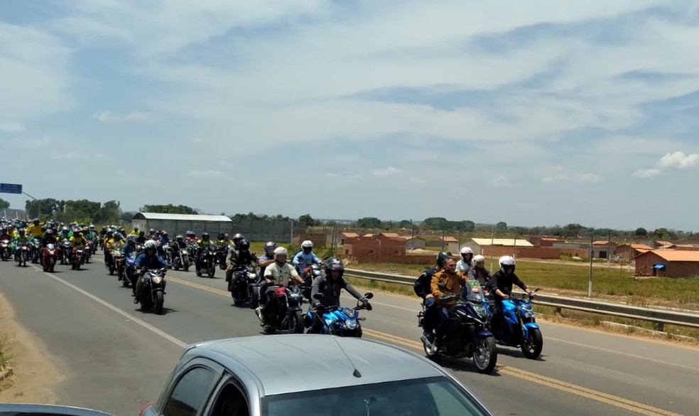 Presidente Bolsonaro durante motociata com apoiadores em São Miguel do Tocantins — Foto: Márcio Novaes/TV Anhanguera