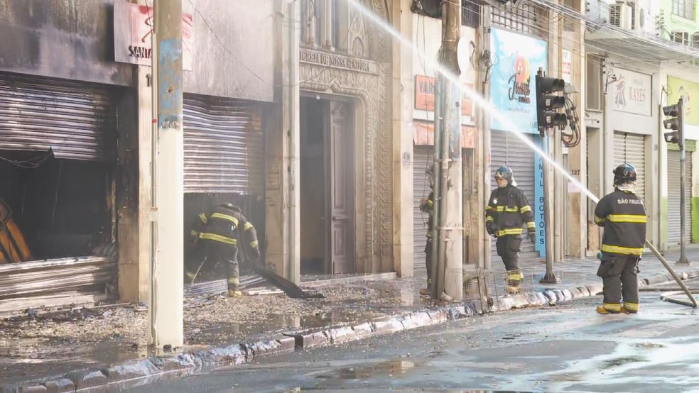 Bombeiros atuam há mais de dez horas no combate a um incêndio no Centro de SP — Foto: Reprodução/TV Globo