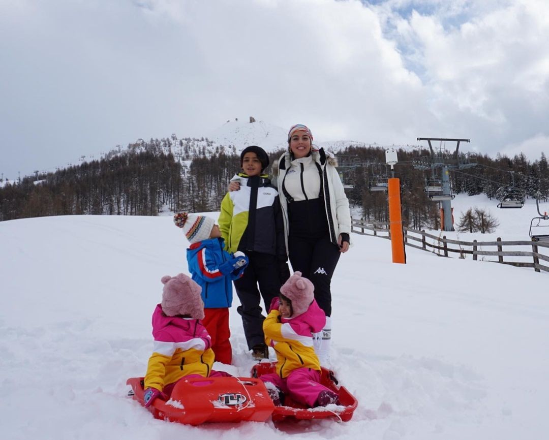 Noiva de Cristiano Ronaldo viaja com os filhos na neve: 
