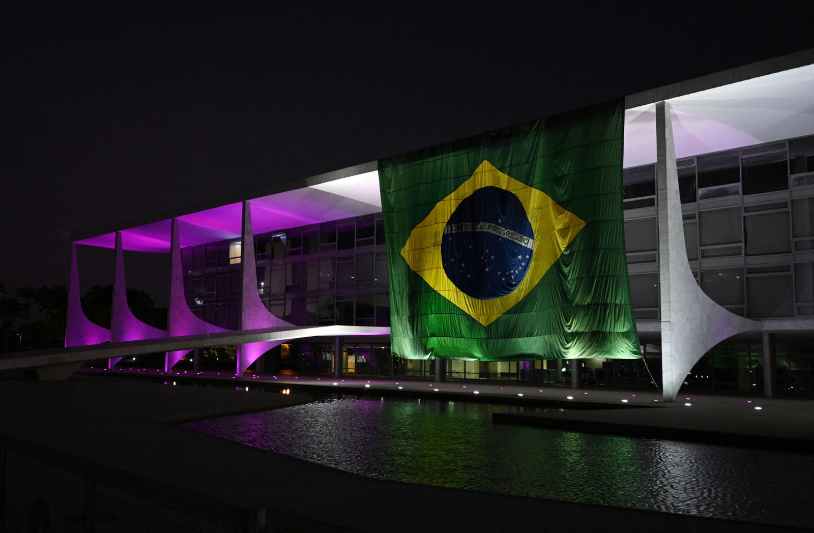 Bandeira do Brasil paira do telhado do Palácio do Planalto a pedido do presidente e candidato à reeleição, Jair Bolsonaro, em Brasília. — Foto: EVARISTO SA / AFP