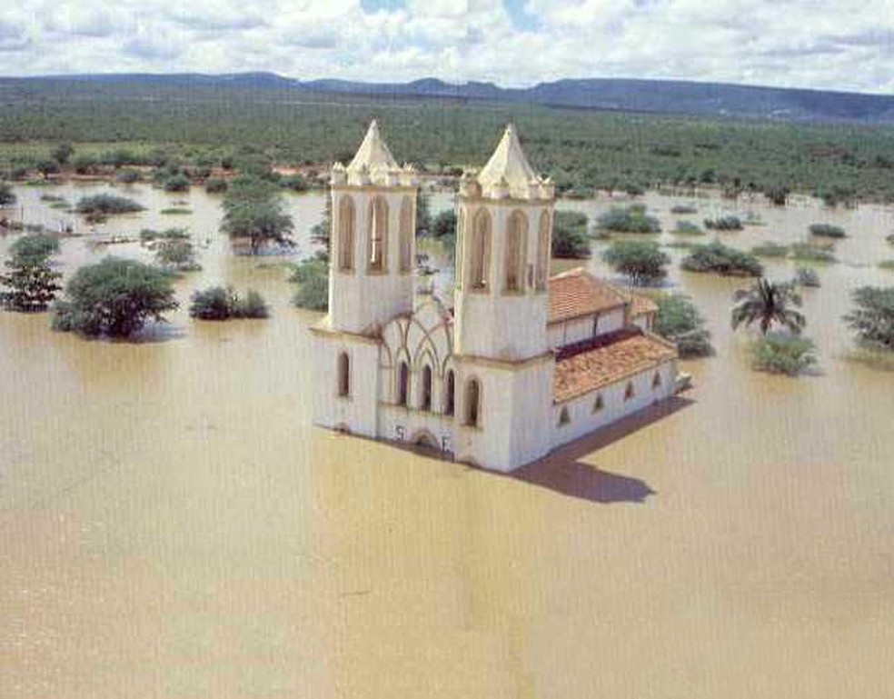 Igreja Matriz de Petrolândia que, hoje, está completamente submersa — Foto: Bruno Capelii / Wikimedia Commons / Creative Commons