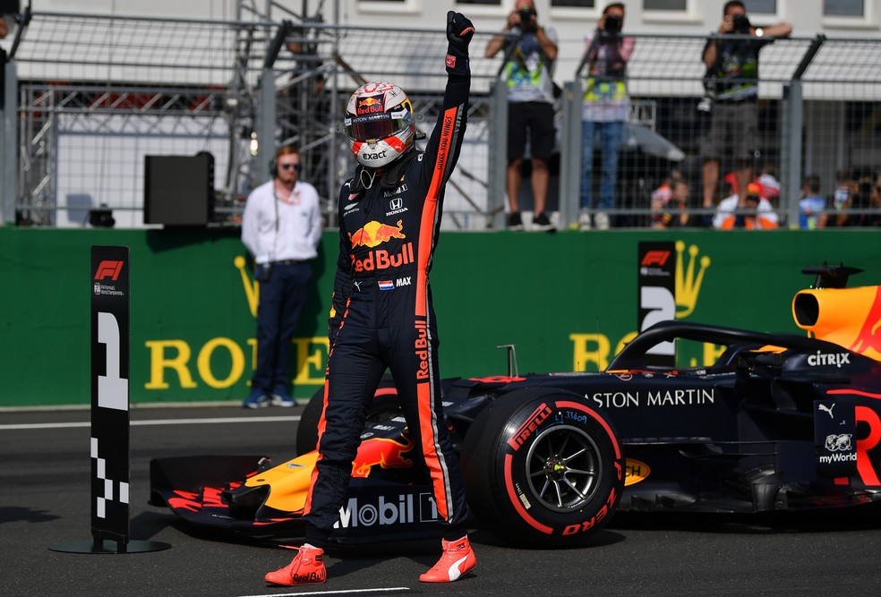 Max Verstappen comemora pole position na Hungria em 2019 — Foto: Getty Images