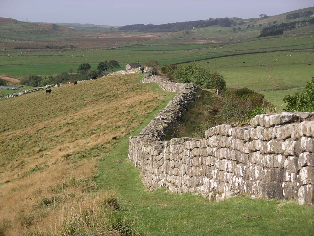 Trecho da Muralha de Adriano no norte da Inglaterra e na fronteira com a Escócia  (Foto: Wikimedia Commons )