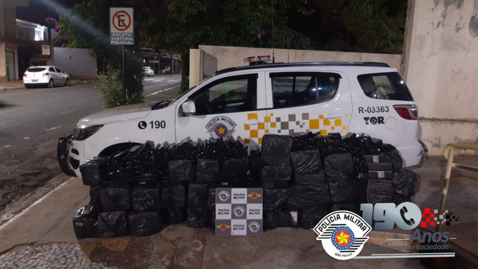 Policiais encontraram tijolos de maconha em carro, em Cardoso (SP) — Foto: Polícia Rodoviária/Divulgação