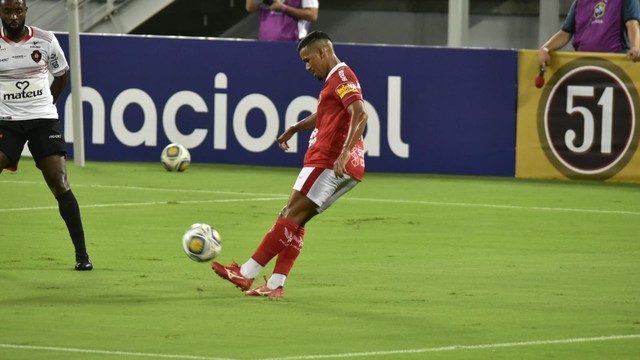 Téssio foi o garçom dos três primeiros gols de Wallace Pernambucano