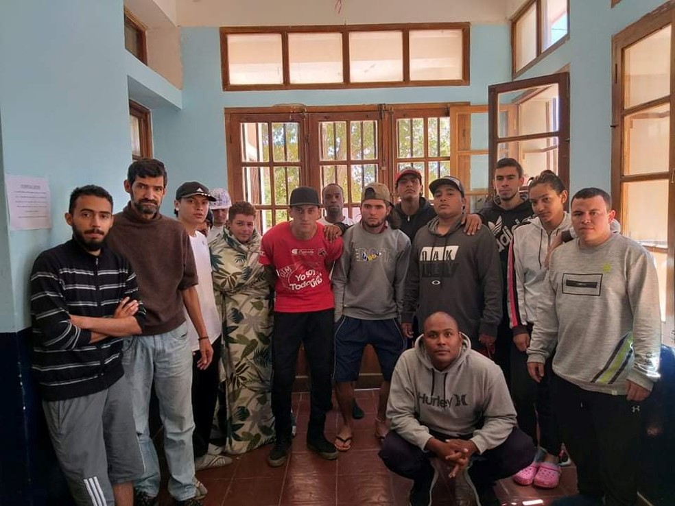 Torcedores do Independiente Medellín ficaram duas semanas isolados em escola de La Quiaca, na fronteira da Argentina com a Bolívia — Foto: Reuters