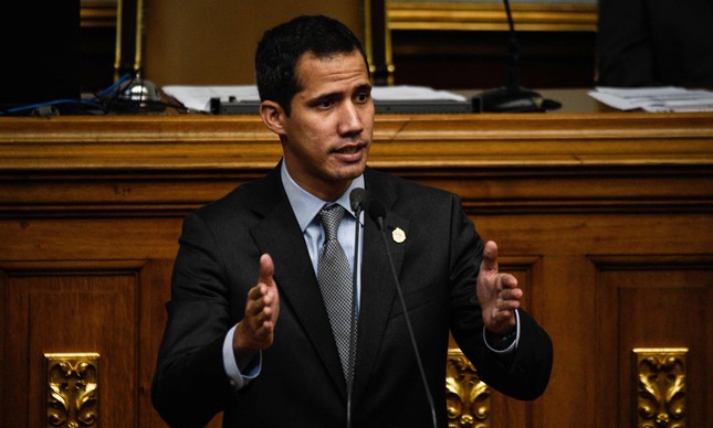 O lÃ­der da oposiÃ§Ã£o venezuelana, Juan GuaidÃ³, discursa na Assembleia Nacional apÃ³s sua volta ao paÃ­s