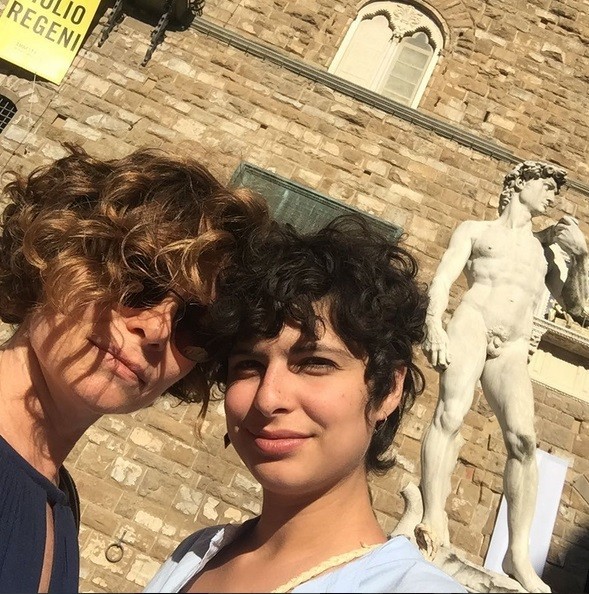 Débora Bloch e a filha posam com a escultura de Davi, obra prima de Michelângelo — Foto: reprodução/ instagram 