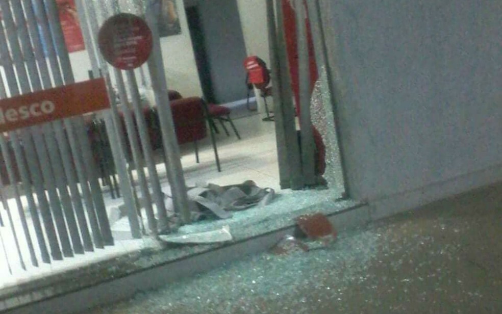Em outra agência na mesma rua, bandidos explodiram caixa mas não conseguiram levar dinheiro (Foto: Divulgação/Polícia Civil)