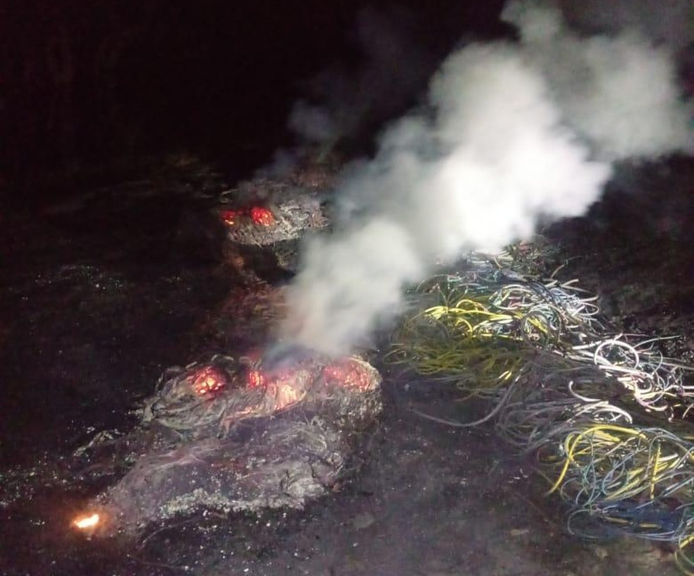 Fios de cobre furtados foram queimados em Campinas — Foto: Polícia Militar / Arquivo Pessoal