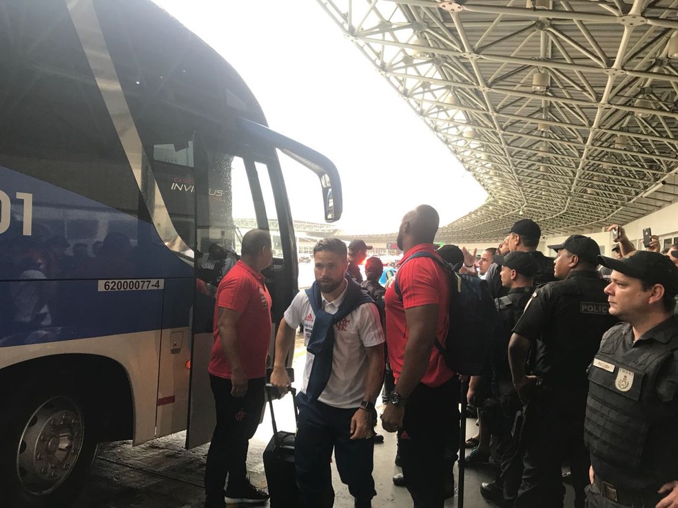 Diego passou sem ser incomodado pelos torcedores do Flamengo (Foto: GloboEsporte.com)