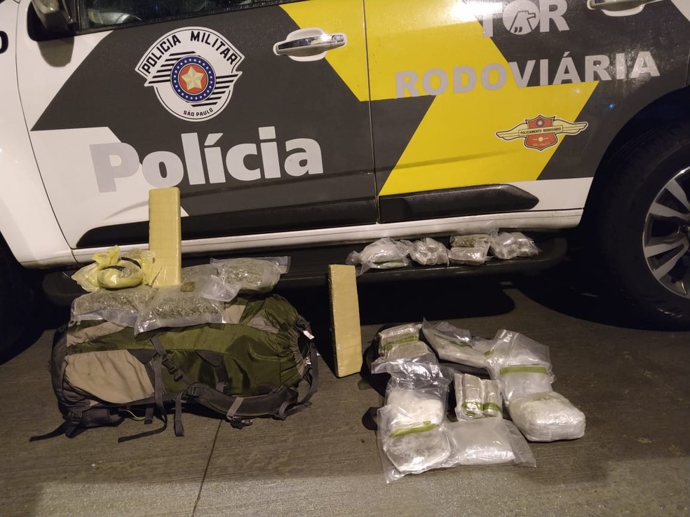 Haxixe, maconha e skank foram apreendidos durante fiscalizações em ônibus — Foto: Polícia Rodoviária