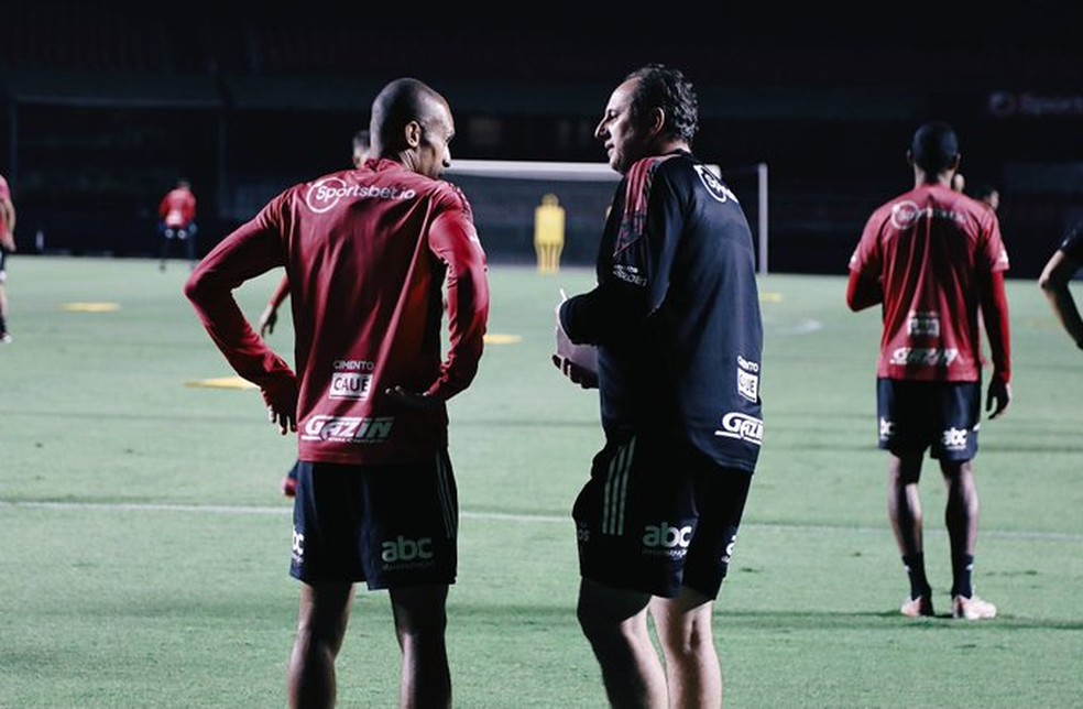 Rogério Ceni não terá um dos seus pilares do time diante do Flamengo — Foto: Rubens Chiri / saopaulofc