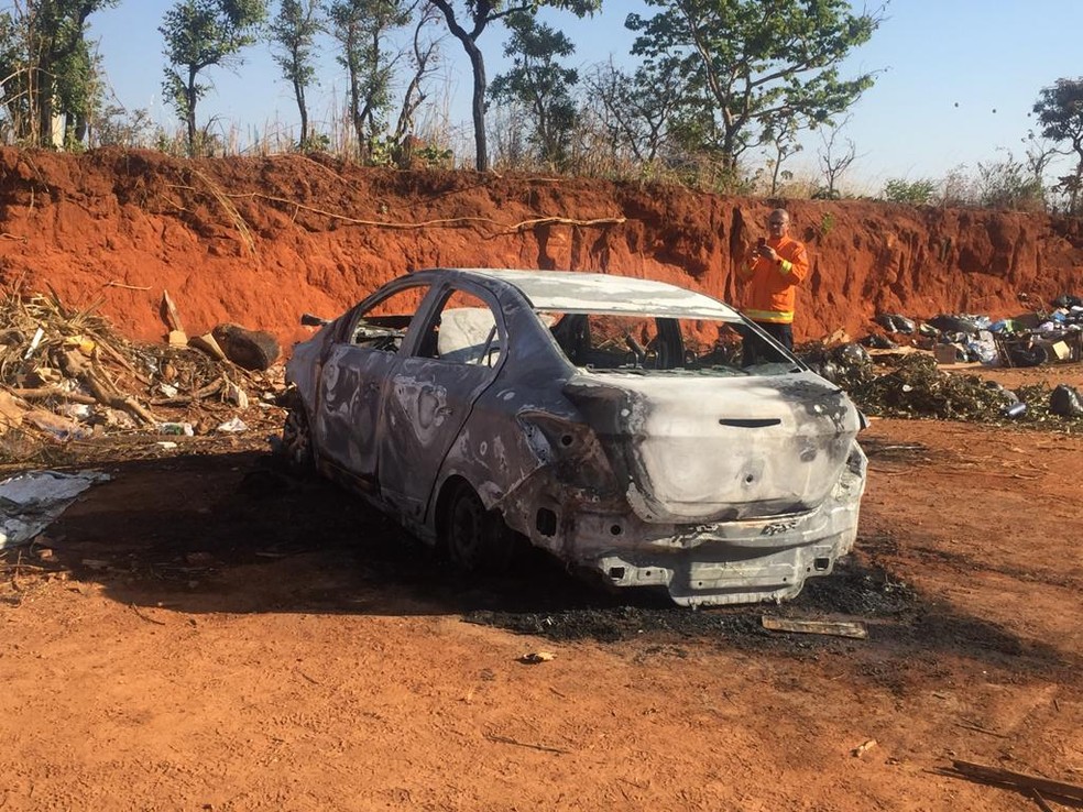 Carro queimado na DF-001, perto de São Sebastião, no DF, onde corpo carbonizado foi encontrado em porta-malas — Foto: PMDF/Reprodução