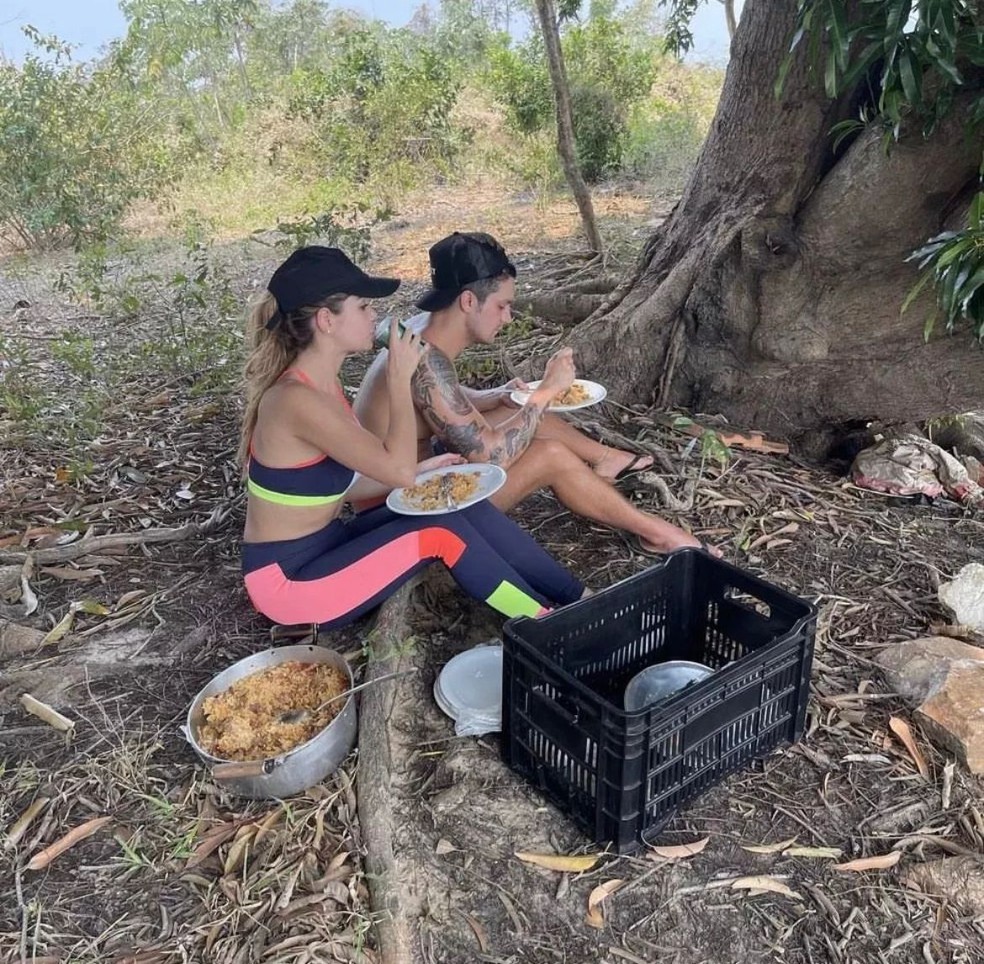 Izabela Cunha e Luan Santana tiraram foto durante almoço. — Foto: Redes sociais/Reprodução