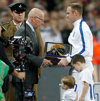 Inglaterra x Eslovênia - Rooney recebe prêmio (Foto: Getty)