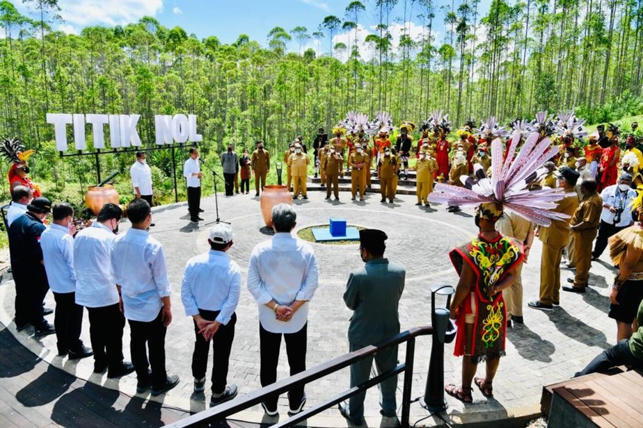 Presidente Joko Widodo, membros do gabinete, governadores e todos os convidados na nova capital Nusantara