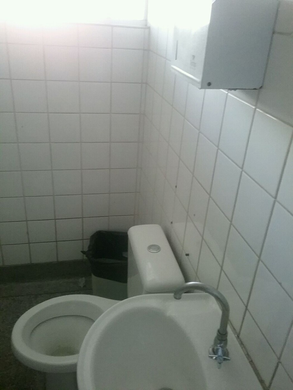 RelatÃ³rio do TCE aponta falta de assepsia no banheiro da UPA SÃ£o JosÃ©, em Campinas (SP) â Foto: TCE/DivulgaÃ§Ã£o