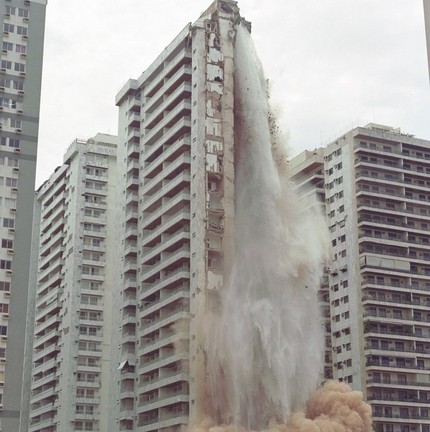 Edifício Palace 2, na Barra da Tijuca, desabou parcialmente por erro de cálculo, segundo laudo da época — Foto: Ivo Gonzalez / Agência O Globo 