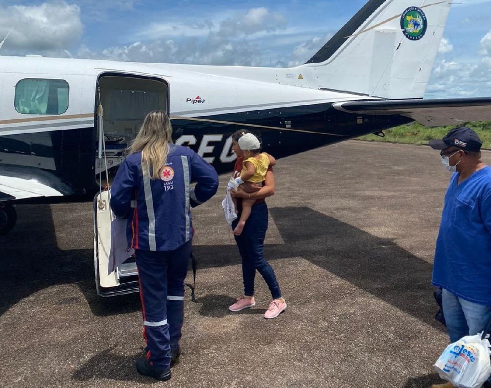 Bebê foi transferido no colo da mãe e estava calmo, segundo os policiais — Foto: Ciopaer