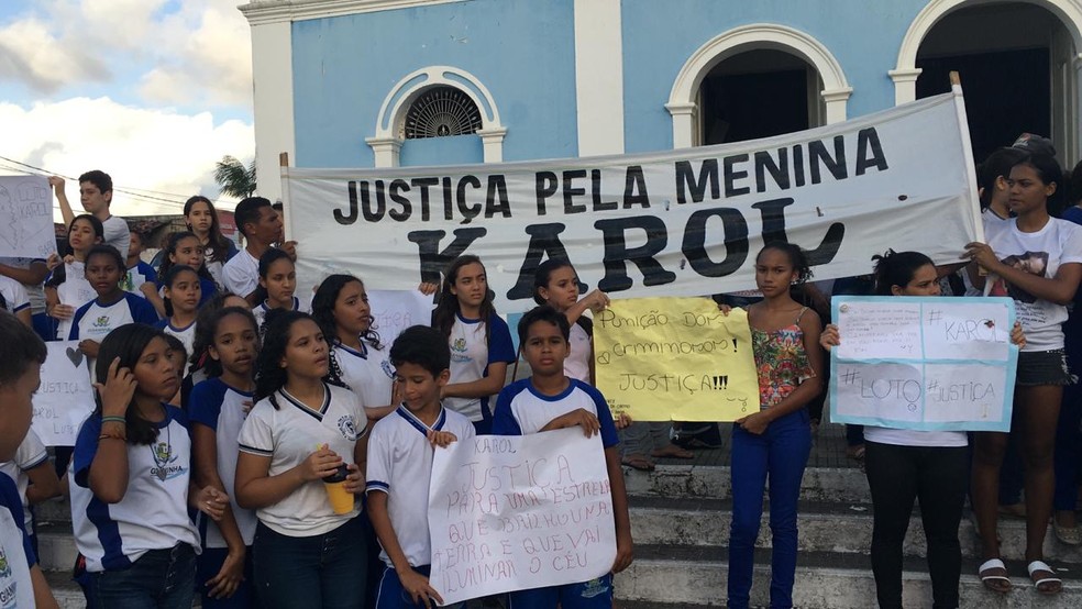 Familiares e amigos de Karol protestaram em Goianinha pedindo justiÃ§a â€” Foto: HeloÃ­sa GuimarÃ£es/Inter TV Cabugi
