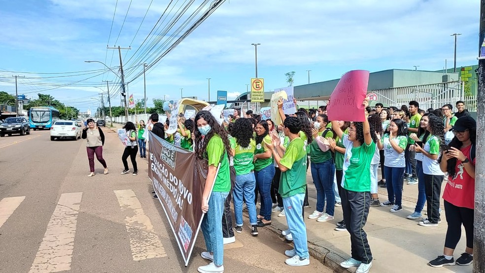 Estudantes realizam manifestação em frente ao IFRO em Porto Velho — Foto: Eduarda Dejan/Rede Amazônica