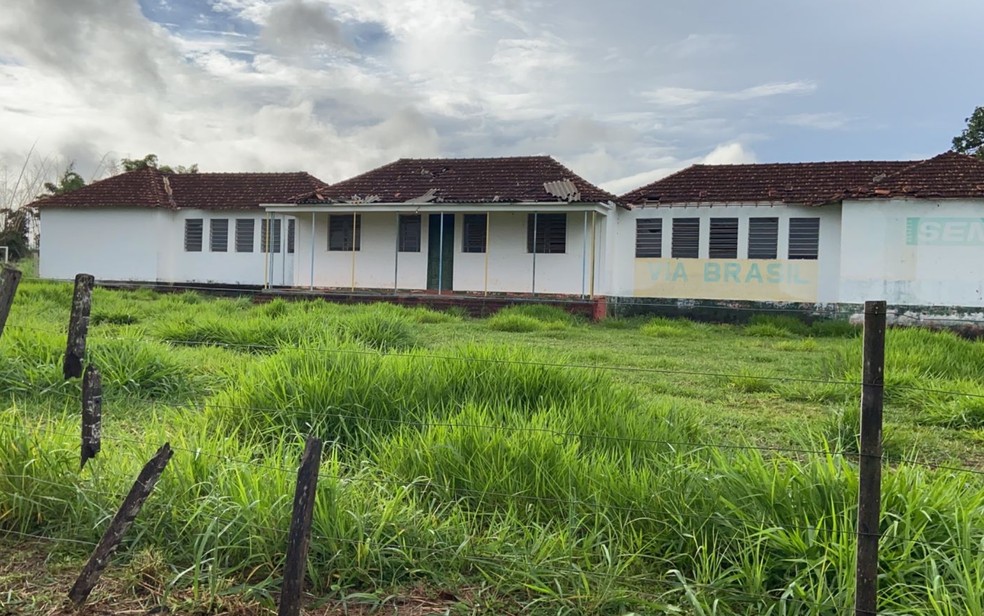 Escola onde móveis escolares foram encontrados abandonados, em Cristianópolis, Goiás — Foto: Camila Faraco/TV Anhanguera