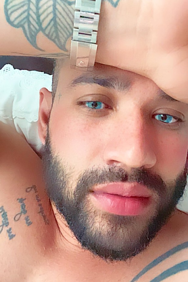 Gusttavo Lima aparece de olhos azuis (Foto: Reprodução/Instagram)
