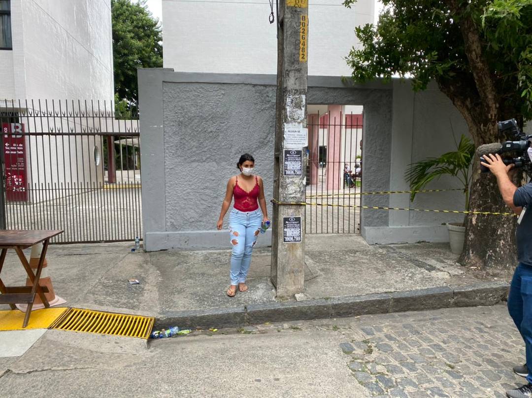 Técnica de enfermagem Rebeka Kely Monteiro, 24 anos, foi a primeira a sair de local de prova no Centro do Recife, neste domingo (24)