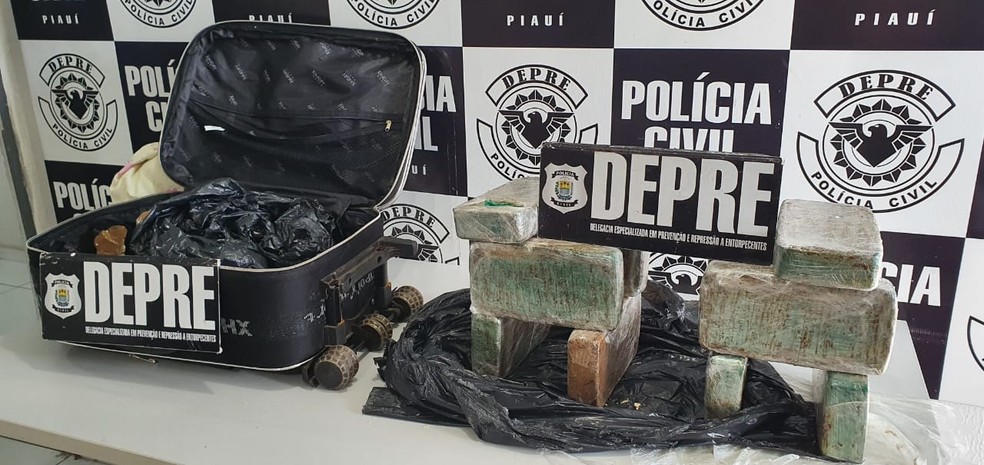 Polícia Civil apreende 18 kg de crack dentro de uma mala de viagem em carro no centro de Teresina — Foto: Dalyne Barbosa/TV Clube