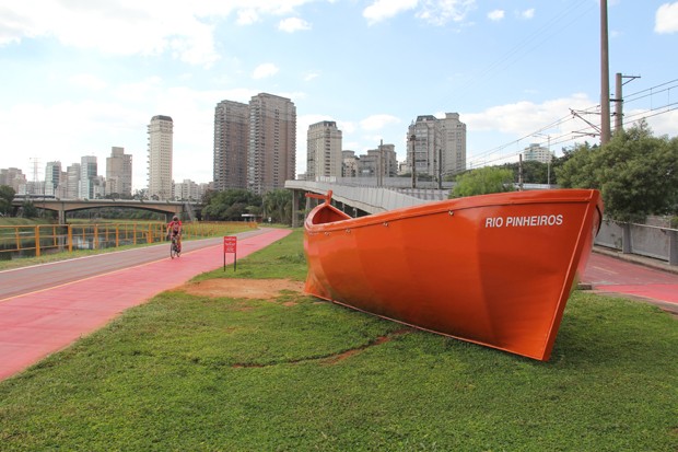 Artista instala barco na margem do Rio Pinheiros como crítica à poluição (Foto: Eduardo Srur)