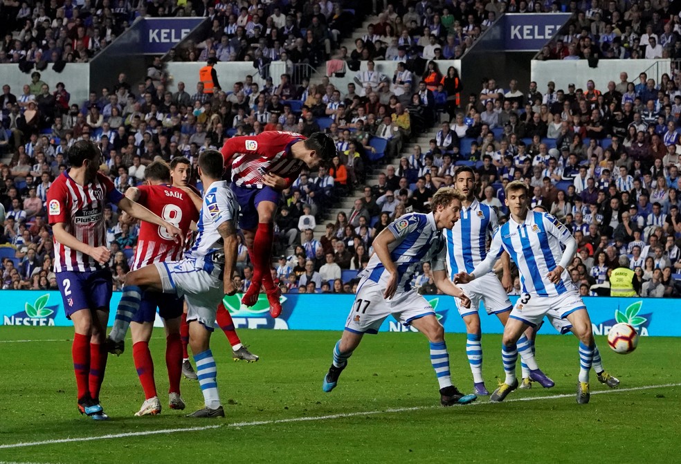 Morata cabeceia com estilo pelo Atlético de Madrid contra a Real Sociedad no segundo gol — Foto: REUTERS/Vincent West