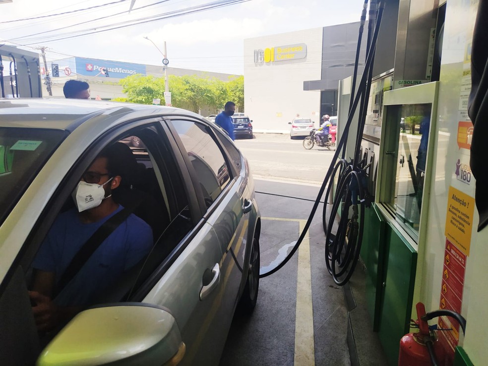 Motorista avalia impacto do aumento do preço da gasolina para o consumidor em Teresina — Foto: Ilanna Serena/g1