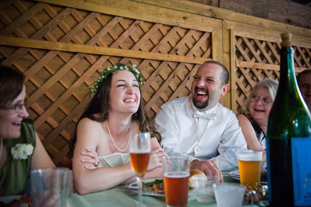 casal realizou uma maratona de 16 horas para produzir 170 litros de cerveja para o próprio casamento. (Foto: Ben Sassani/AP)