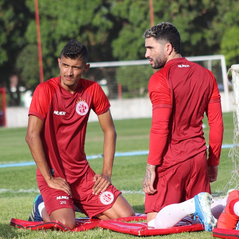 Dione (Ã  direita) durante treino do AmÃ©rica-RN â€” Foto: Diego Simonetti/AmÃ©rica FC