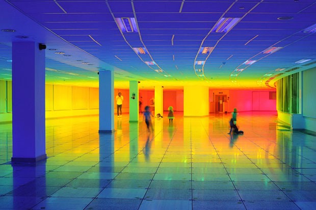 Artista inglesa cria instalação que reproduz as cores do arco-íris (Foto: Divulgação)