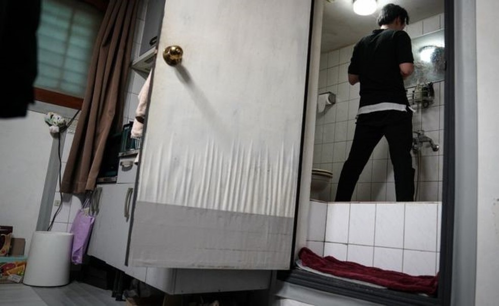 Oh kee-cheol não consegue ficar completamente de pé em seu banheiro — Foto: BBC
