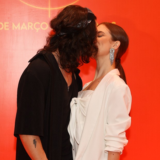 Fiuk beija a namorada, Thaisa Carvalho, na pré-estreia do filme Me Tira da Mira (Foto: Manuela Scarpa/Brazil News)