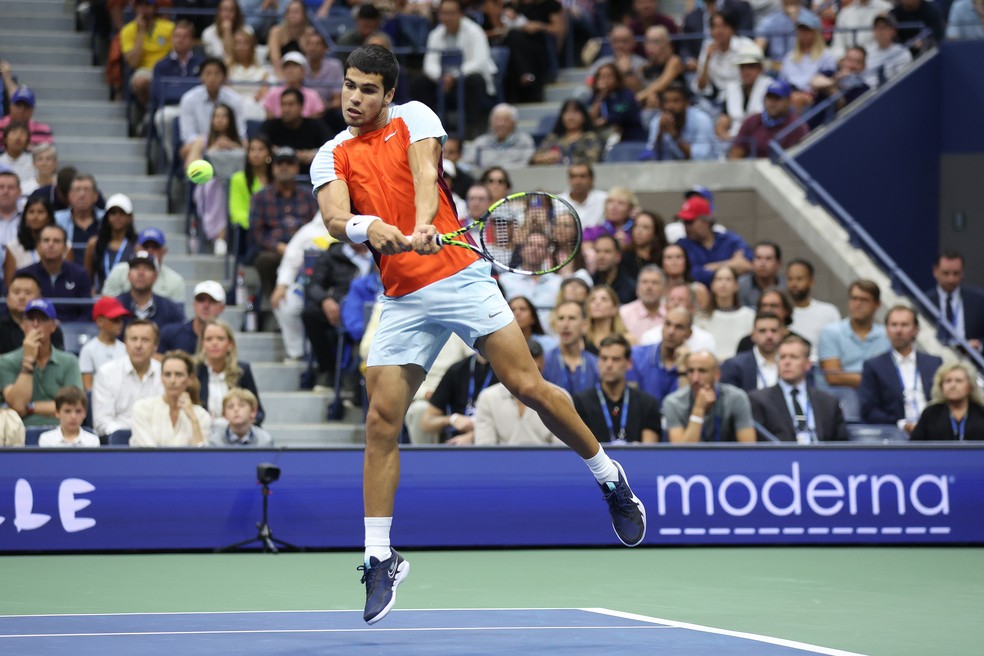 Carlos Alcaraz em disputa na final do US Open 2022 — Foto: Julian Finney/Getty Images