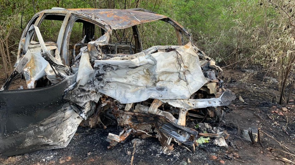 Caminhonete foi destruída após colisão e incêndio no município de João Câmara, no RN — Foto: Anna Alyne Cunha/Inter TV Cabugi