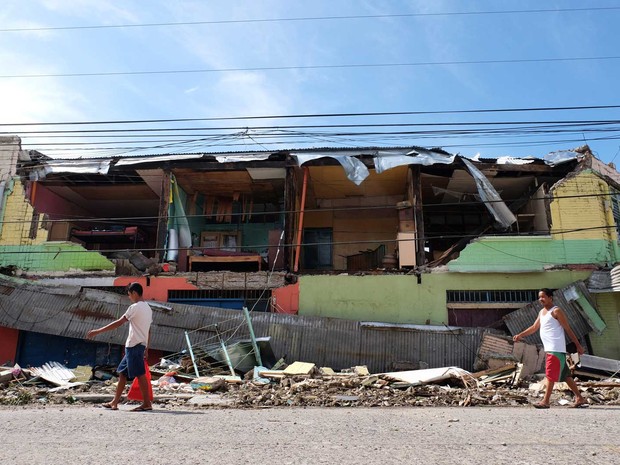 Casa destruída na província de Sorsogon, ao sul de Manila (Foto: Carisma Sayat / AFP Photo)