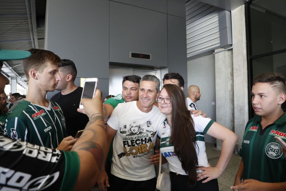 Olha o técnico Jorginho aí! Recebido com carinho pelos torcedores do Coritiba  — Foto: André Rodrigues/Gazeta do Povo
