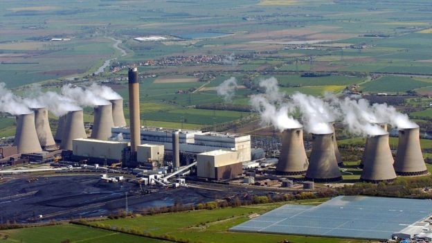 Reduzir o uso de termoelétricas movidas a carvão é um ponto-chave para controlar a mudança climática (Foto: PA via BBC News Brasil)