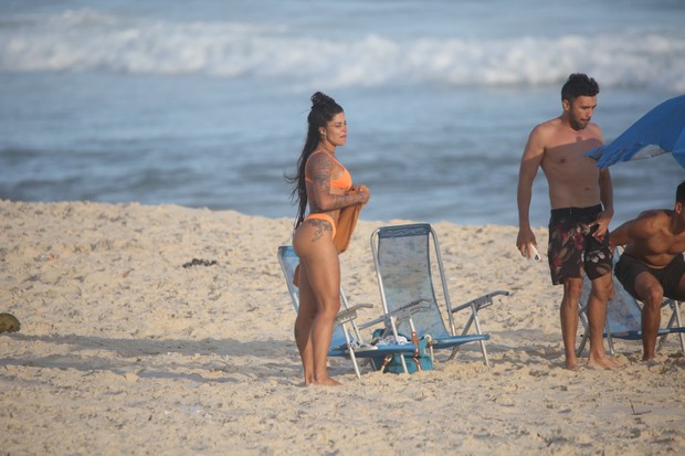 Aline Riscado curte praia com amigos (Foto: AgNews)