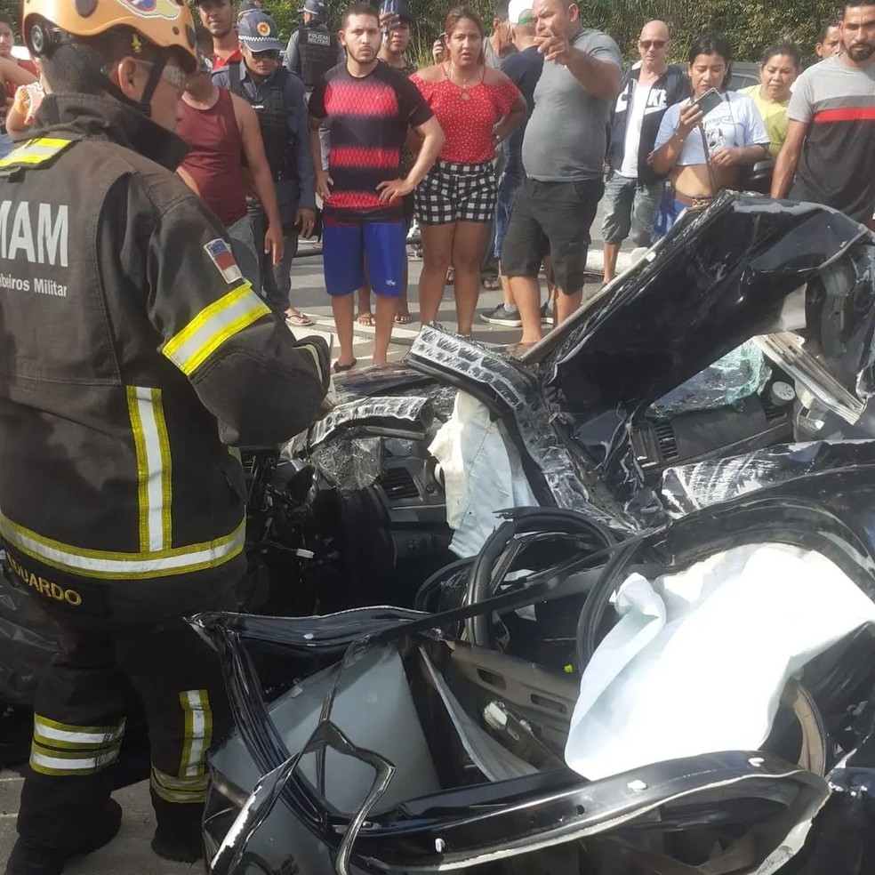 Carro derruba poste na AM-070 no Amazonas — Foto:  Corpo de Bombeiros
